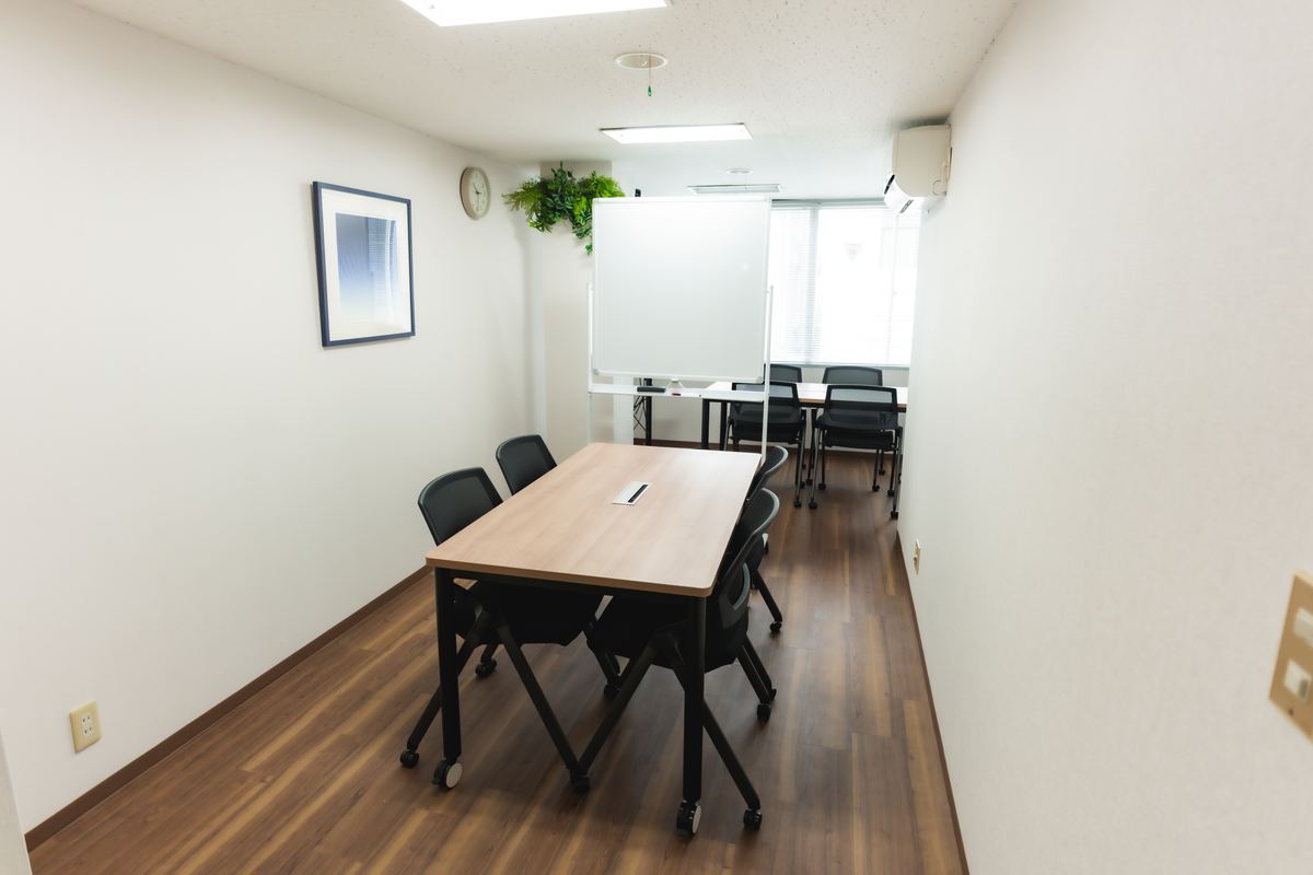 テーブルと椅子が並ぶ室内