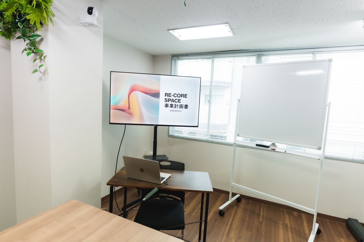 50型モニターとホワイトボード